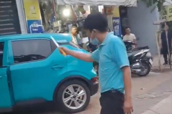 Tài xế xe công nghệ đâm sập tường rào, cầm dao tranh cãi với người dân