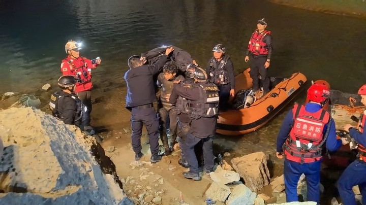 Wang vẫn có thể đi lại mà không cần sự trợ giúp của cáng, sau 5 ngày bị mắc kẹt dưới nước. (Ảnh: Handout)