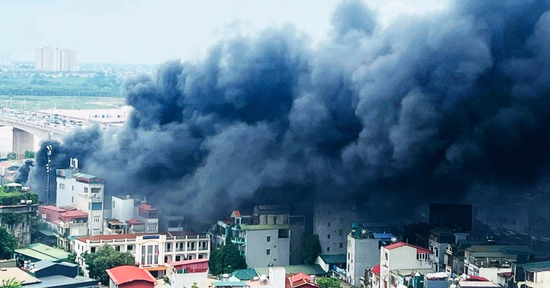 Cháy lớn tại bãi xe ở Hà Nội, khói bốc đen đặc kèm mùi khét