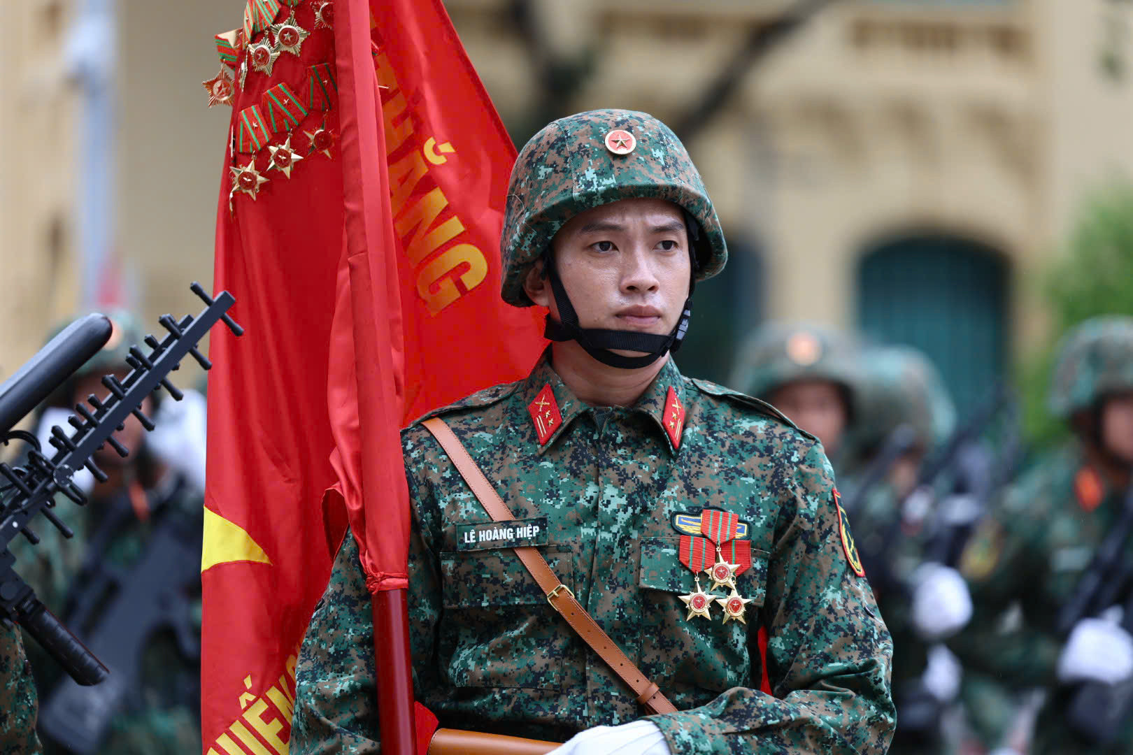 Khoảnh khắc chiến sĩ Lê Hoàng Hiệp được đồng đội bảo vệ tuyệt đối gây sốt