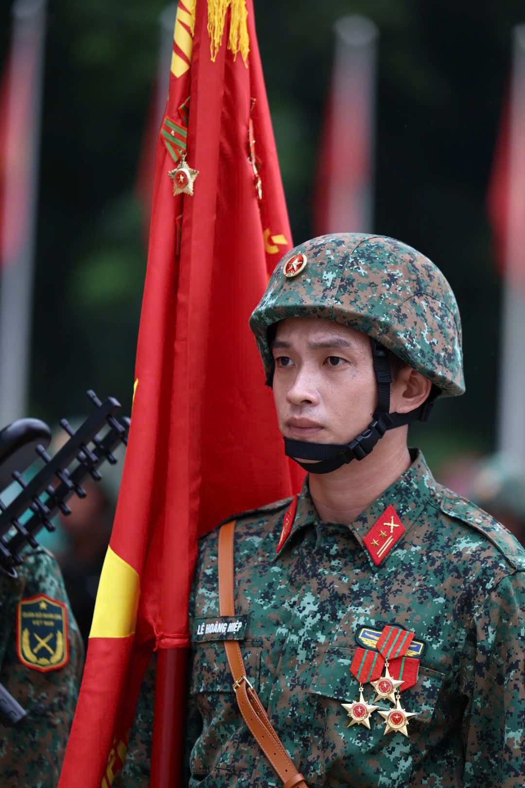 Khoảnh khắc chiến sĩ Lê Hoàng Hiệp được đồng đội bảo vệ tuyệt đối gây sốt