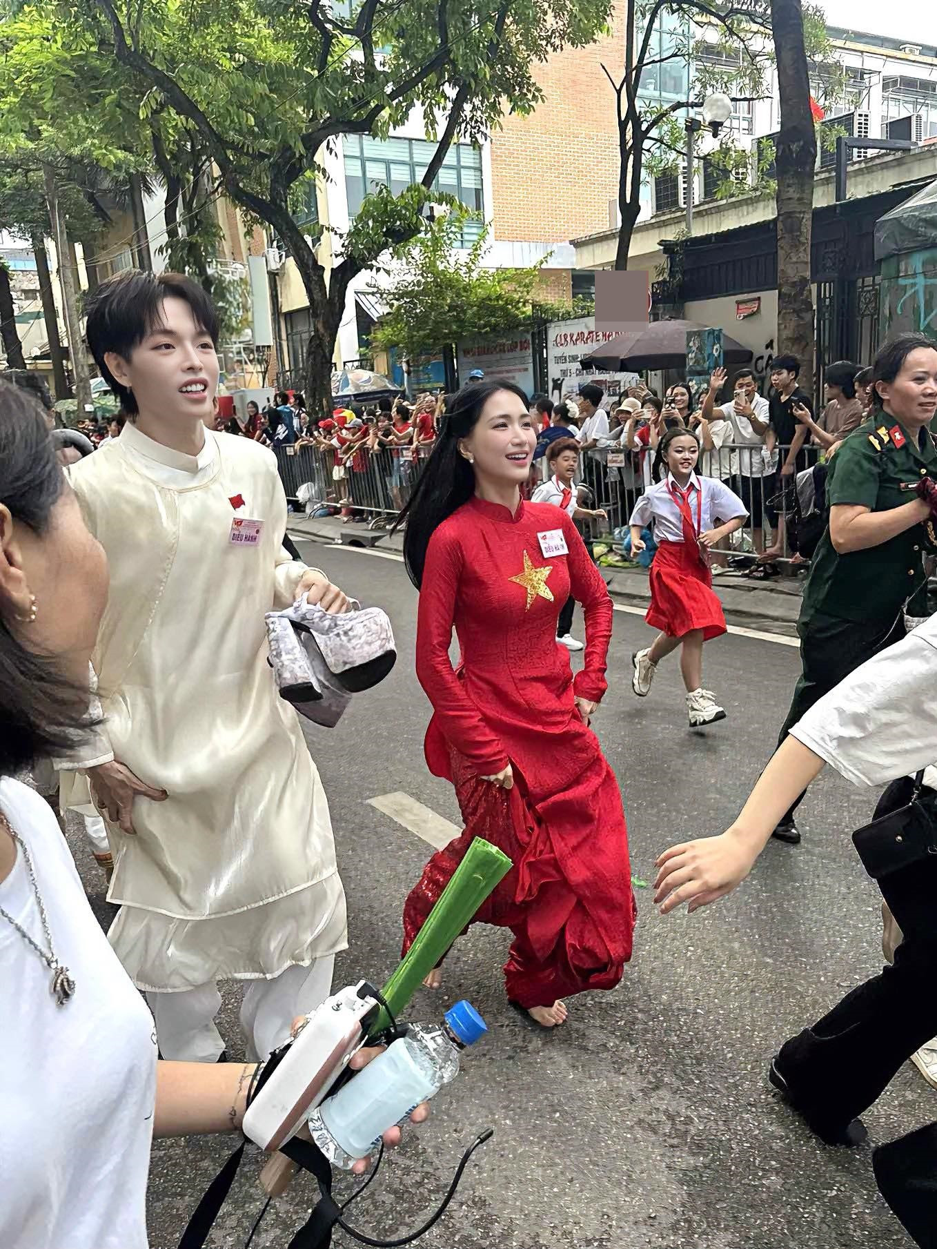 Hòa Minzy đi diễu binh mà mang giày cà kheo khiến netizen dở khóc dở cười