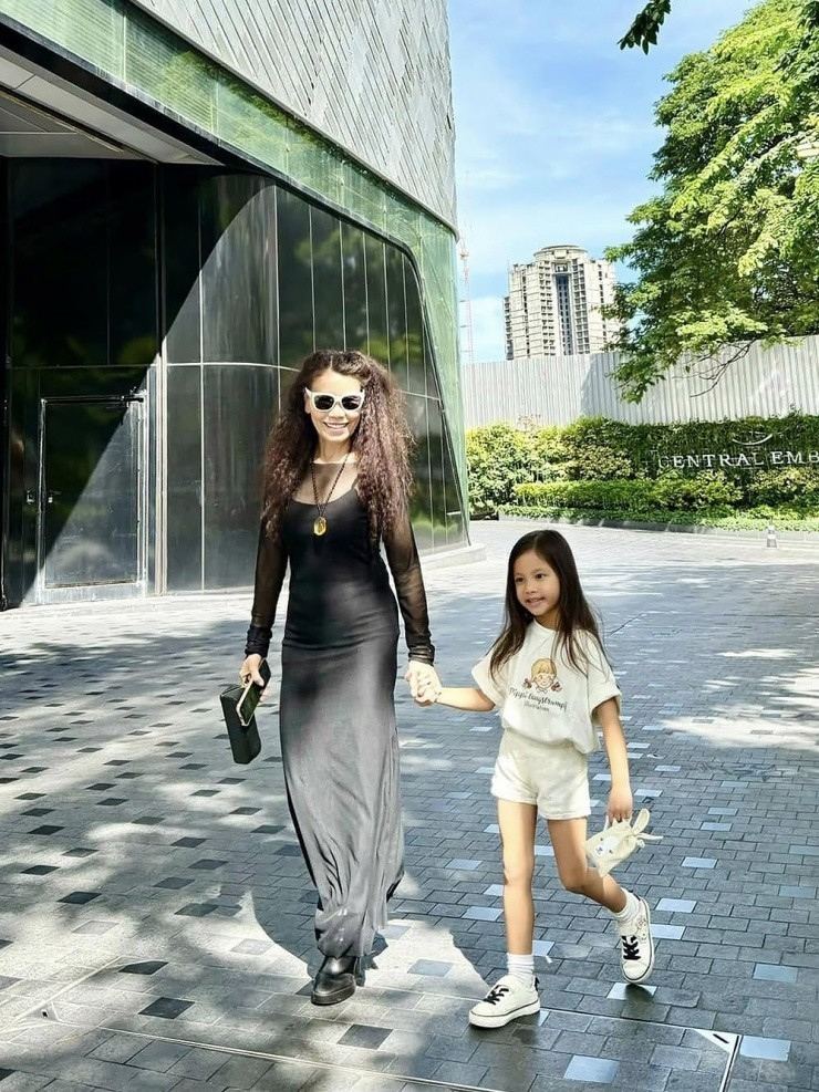 Mẹ Hồ Ngọc Hà khoe vẻ tươi trẻ bên thông gia từng làm việc cho Liên Hợp Quốc