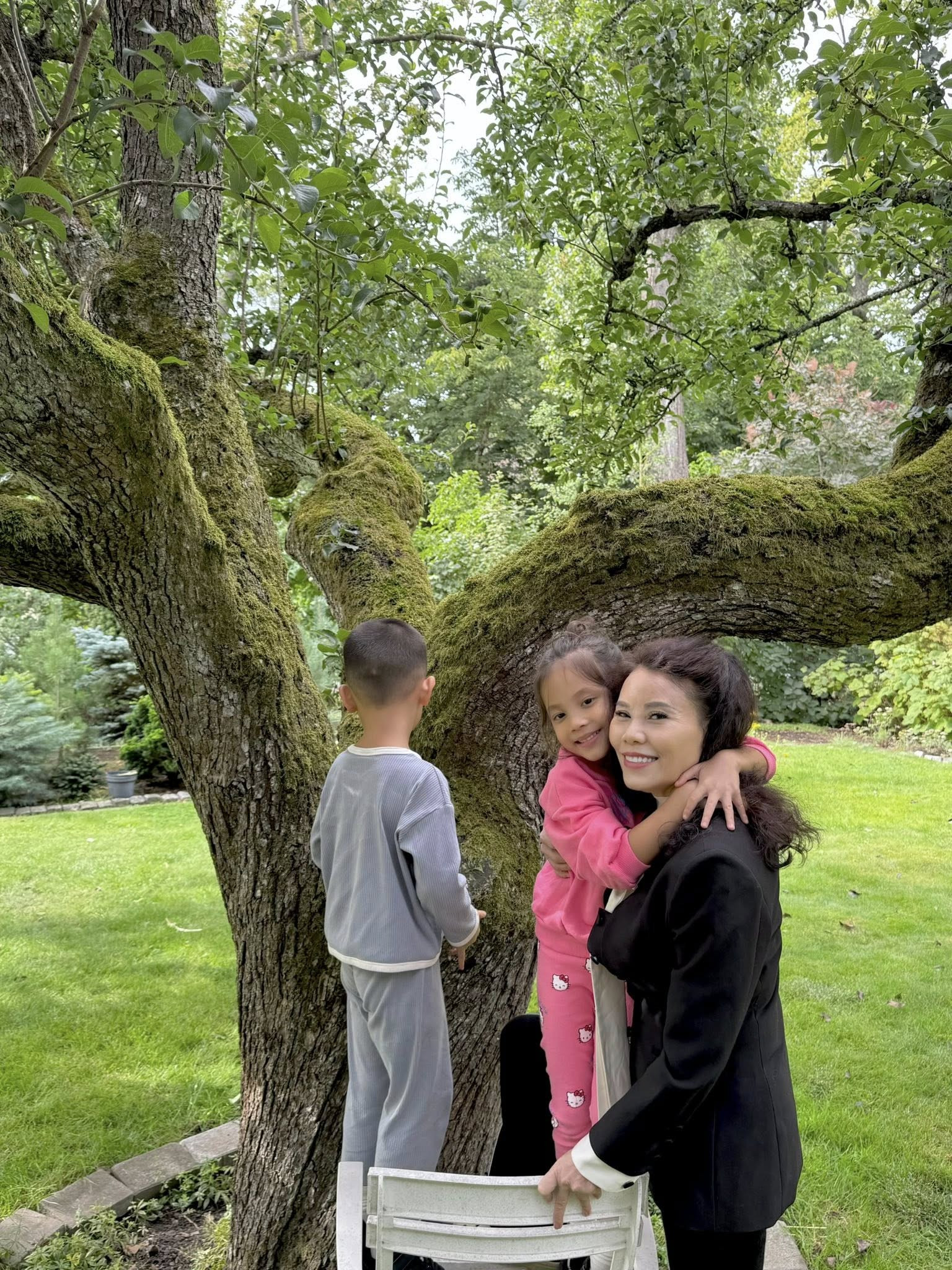 Mẹ Hồ Ngọc Hà khoe vẻ tươi trẻ bên thông gia từng làm việc cho Liên Hợp Quốc