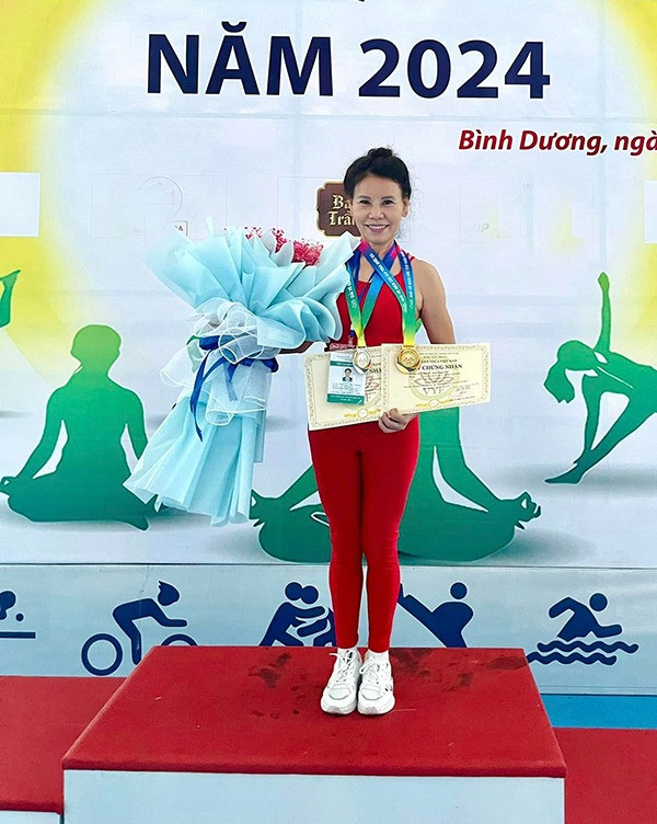 Mẹ Hồ Ngọc Hà khoe vẻ tươi trẻ bên thông gia từng làm việc cho Liên Hợp Quốc