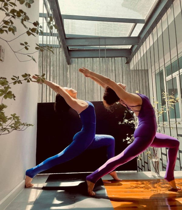 Mẹ Hồ Ngọc Hà khoe vẻ tươi trẻ bên thông gia từng làm việc cho Liên Hợp Quốc