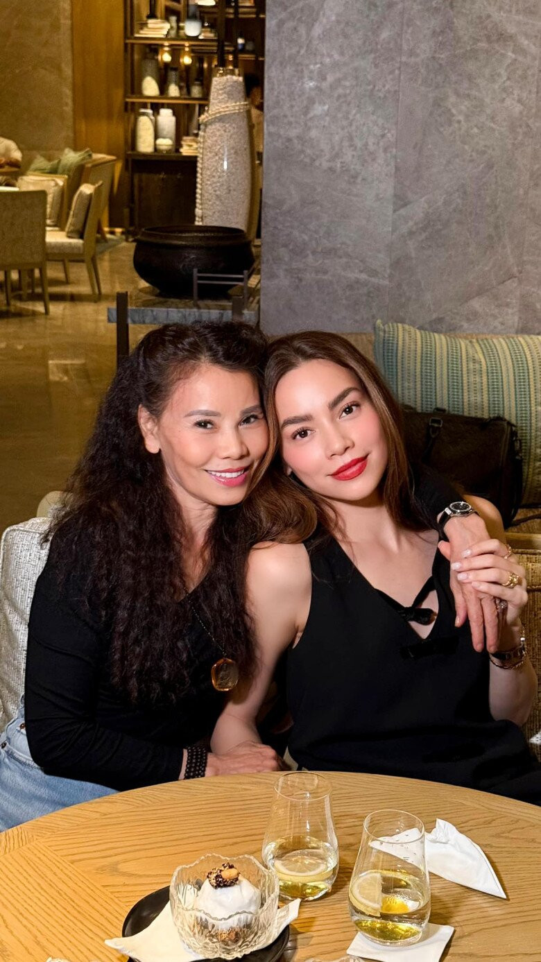 Mẹ Hồ Ngọc Hà khoe vẻ tươi trẻ bên thông gia từng làm việc cho Liên Hợp Quốc