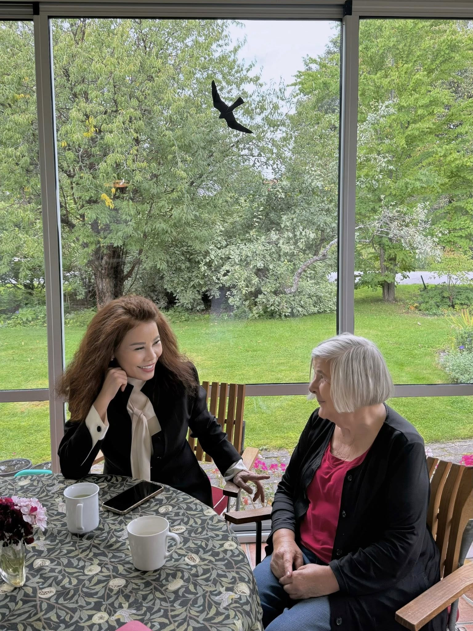 Mẹ Hồ Ngọc Hà khoe vẻ tươi trẻ bên thông gia từng làm việc cho Liên Hợp Quốc