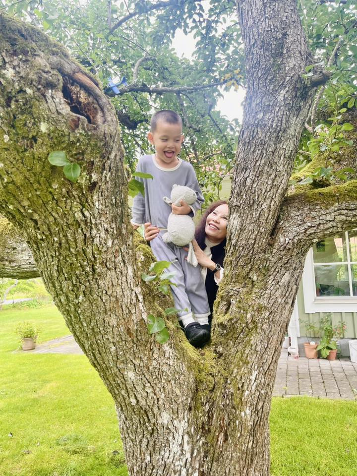 Mẹ Hồ Ngọc Hà khoe vẻ tươi trẻ bên thông gia từng làm việc cho Liên Hợp Quốc