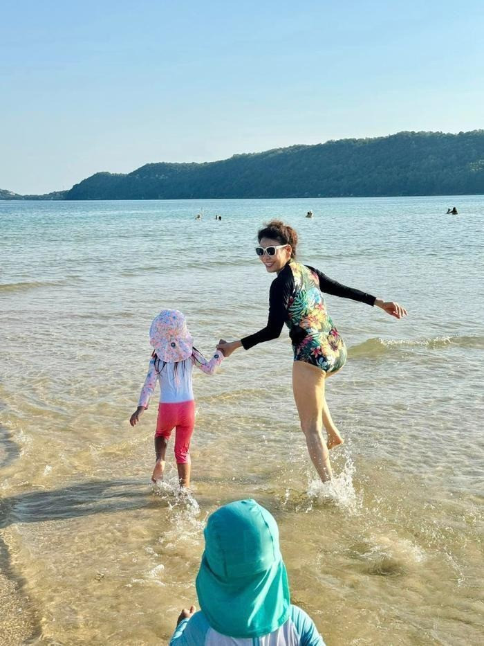 Mẹ Hồ Ngọc Hà khoe vẻ tươi trẻ bên thông gia từng làm việc cho Liên Hợp Quốc