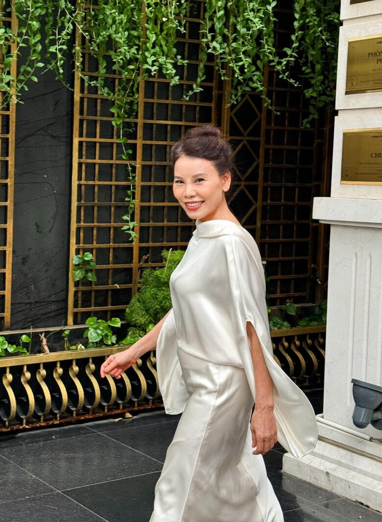 Mẹ Hồ Ngọc Hà khoe vẻ tươi trẻ bên thông gia từng làm việc cho Liên Hợp Quốc