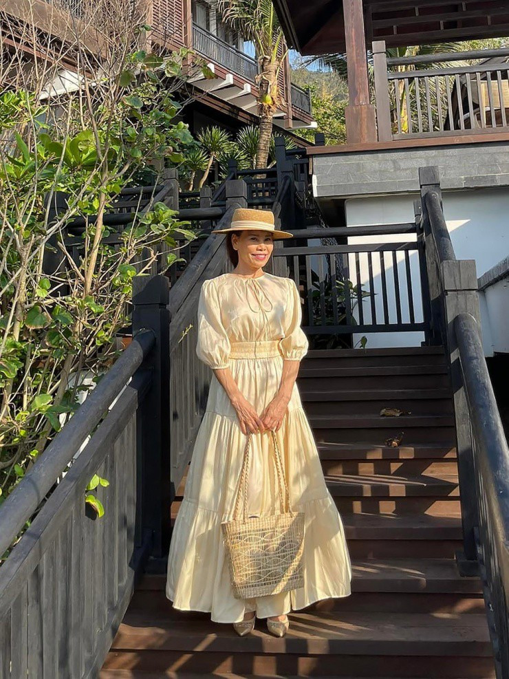 Mẹ Hồ Ngọc Hà khoe vẻ tươi trẻ bên thông gia từng làm việc cho Liên Hợp Quốc