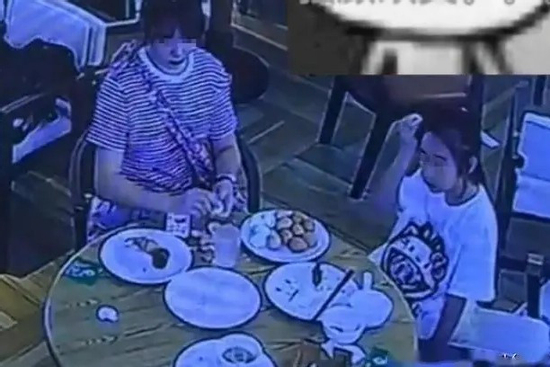 Người mẹ bóp nát hơn chục quả trứng trong nhà hàng buffet vì không được mang về