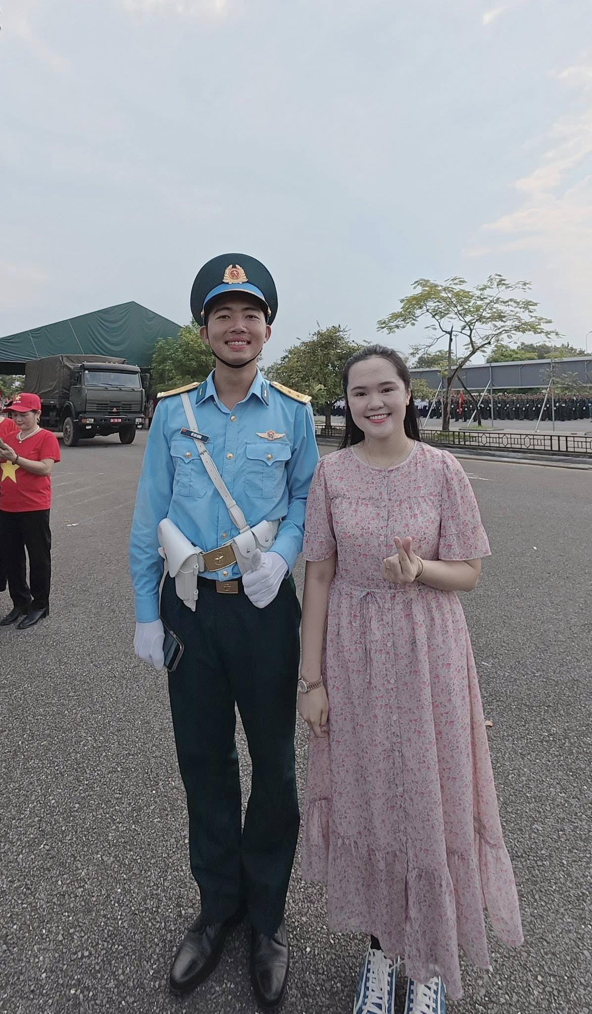 Vợ Đỗ Duy Mạnh bất ngờ bị chỉ trích khắp MXH vì thời trang dị khi đi tặng quà chiến sĩ diễu binh