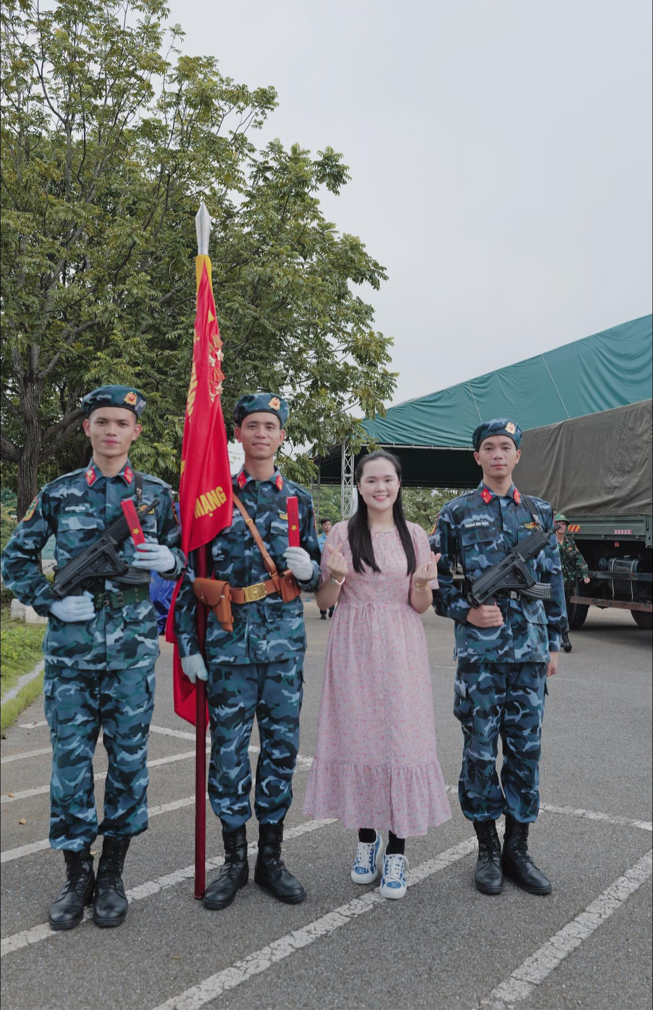 Vợ Đỗ Duy Mạnh bất ngờ bị chỉ trích khắp MXH vì thời trang dị khi đi tặng quà chiến sĩ diễu binh