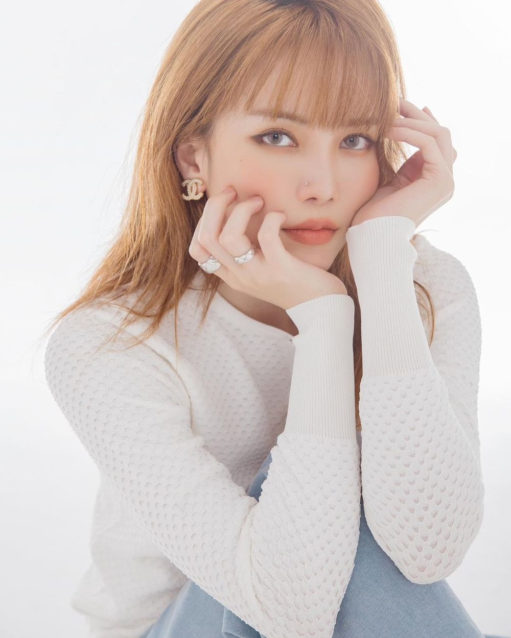 2 lần đụng hàng hoa tai Chanel của Hải Tú và Thiều Bảo Trâm