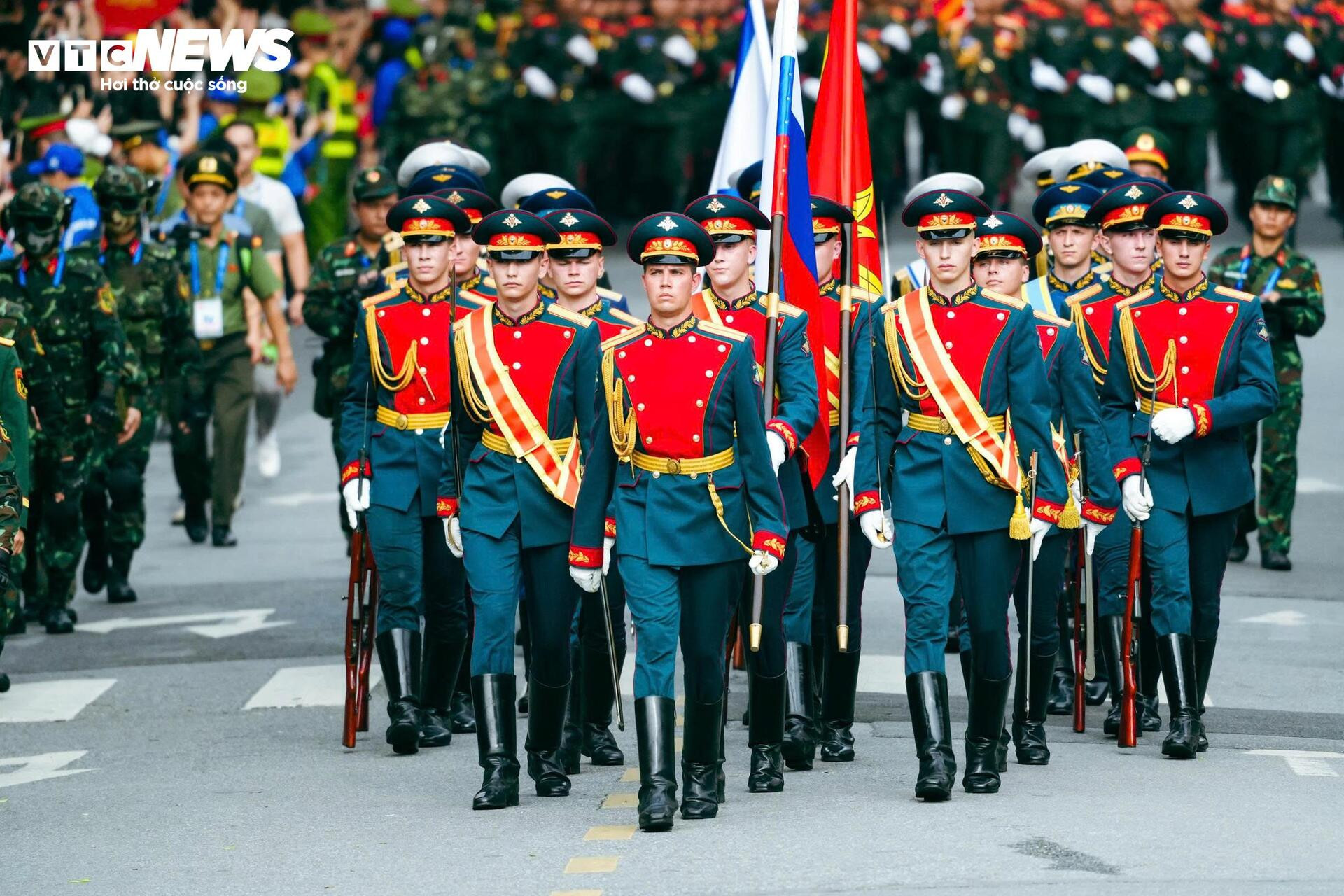 31 máy bay, hơn 16.300 chiến sỹ và màn 'vẽ lửa' trên bầu trời Hà Nội - 11