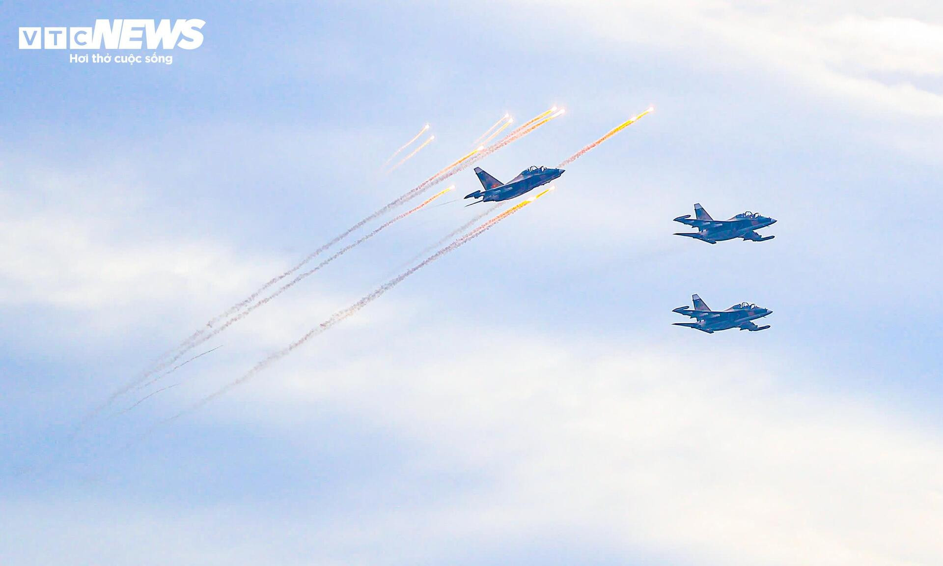 31 máy bay, hơn 16.300 chiến sỹ và màn 'vẽ lửa' trên bầu trời Hà Nội - 3