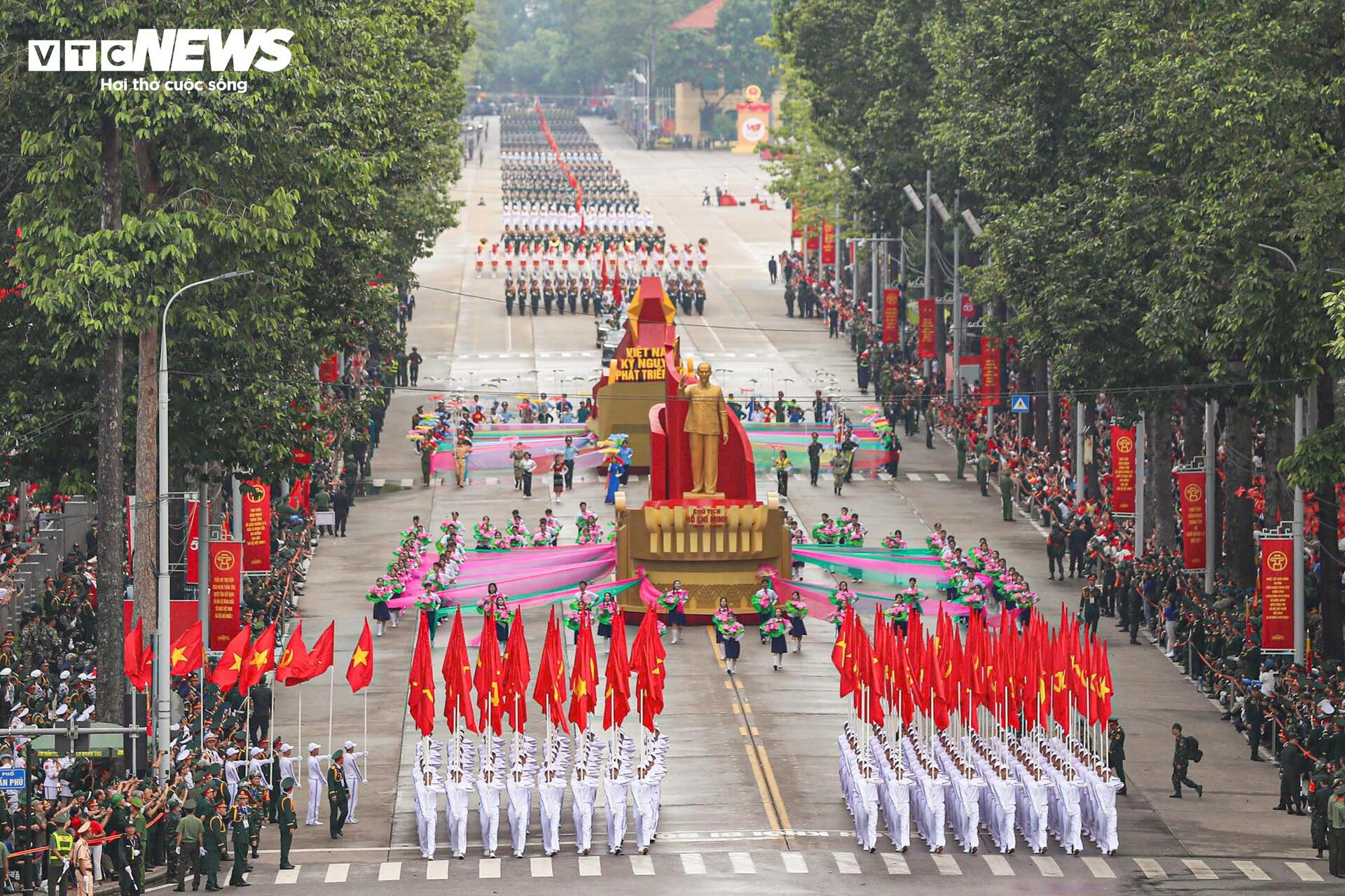 31 máy bay, hơn 16.300 chiến sỹ và màn 'vẽ lửa' trên bầu trời Hà Nội - 5