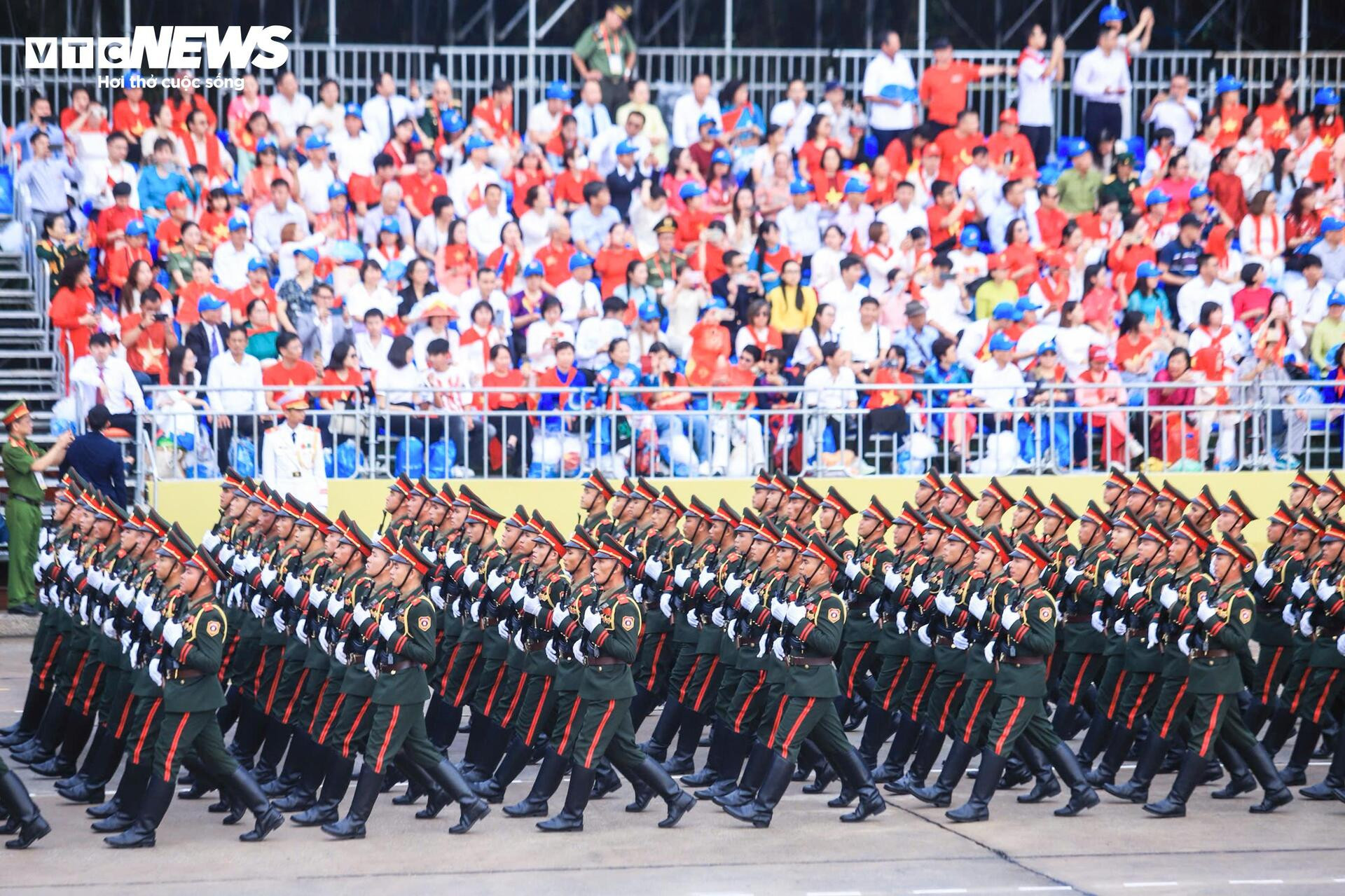 31 máy bay, hơn 16.300 chiến sỹ và màn 'vẽ lửa' trên bầu trời Hà Nội - 13