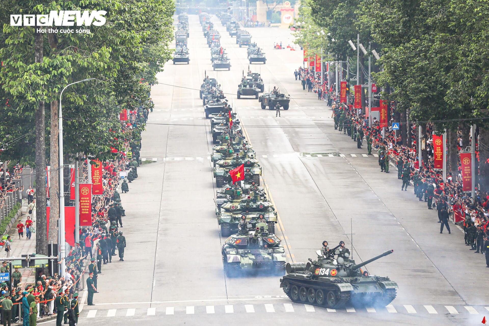 31 máy bay, hơn 16.300 chiến sỹ và màn 'vẽ lửa' trên bầu trời Hà Nội - 14