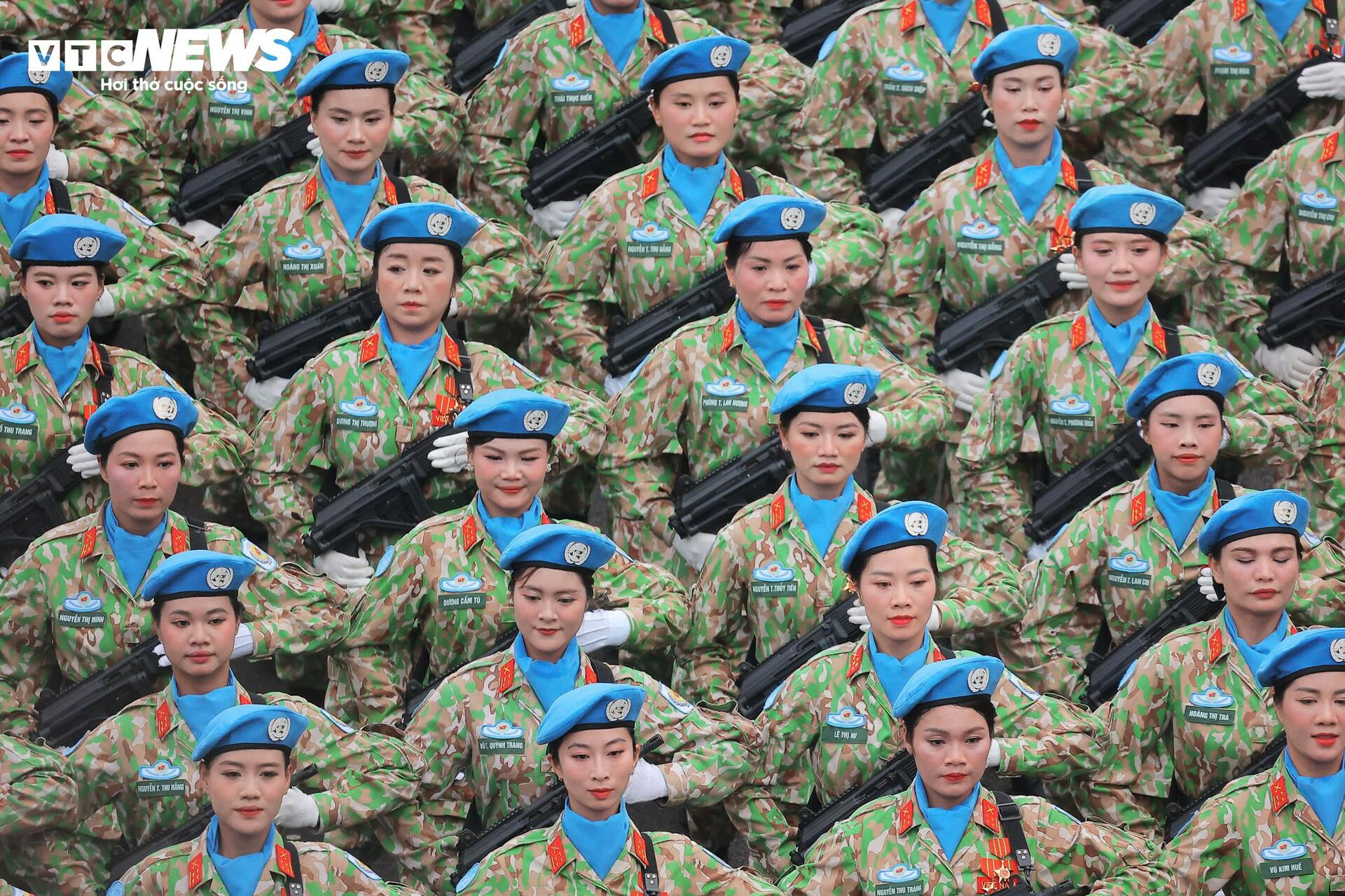 31 máy bay, hơn 16.300 chiến sỹ và màn 'vẽ lửa' trên bầu trời Hà Nội - 24