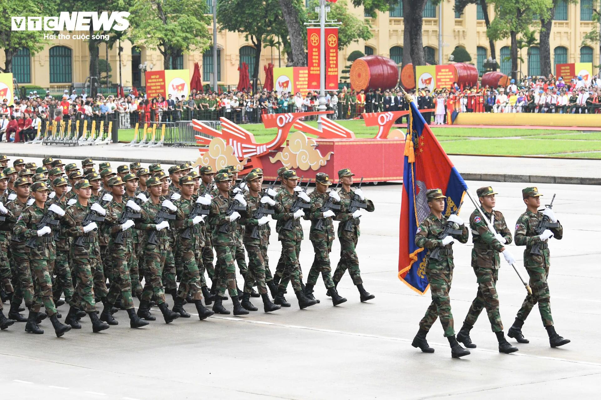 31 máy bay, hơn 16.300 chiến sỹ và màn 'vẽ lửa' trên bầu trời Hà Nội - 12