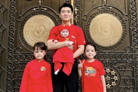 Doanh nhân Đỗ Quang Vinh gây sốt khi lần đầu khoe ảnh đầy đủ 3 con trước biệt phủ triệu đô