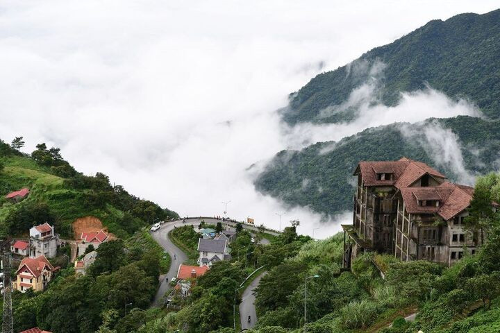 Toàn cảnh Tam Đảo như một thành phố thu nhỏ trên cao, nổi bật với một số công trình còn lưu giữ nét cổ điển. (Ảnh: Internet).