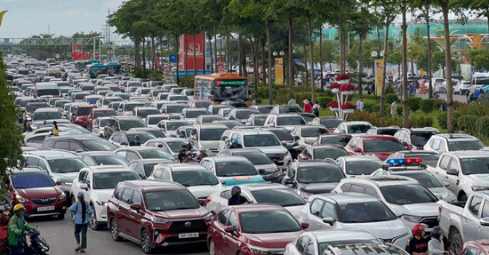 Hàng nghìn ô tô đổ về triển lãm thành tựu đất nước, CSGT gọi loa để chống ùn tắc