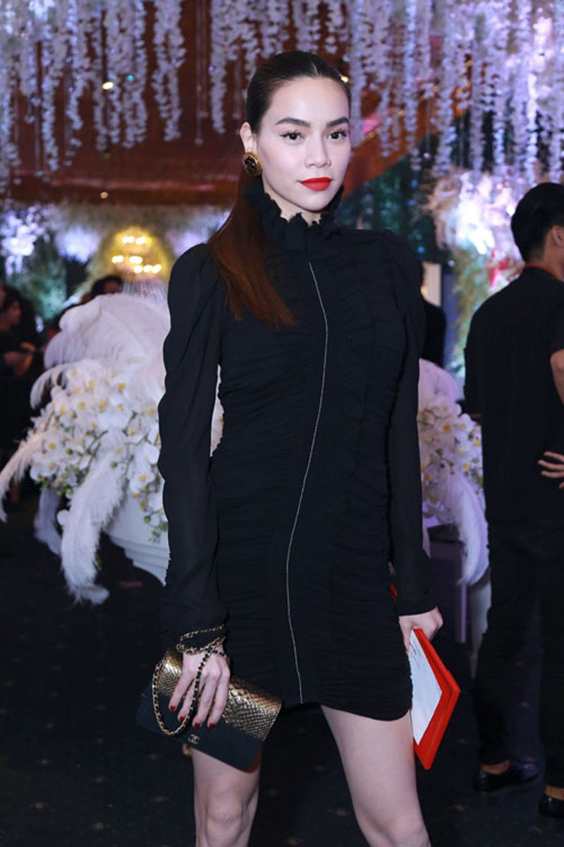 Hồ Ngọc Hà  Kim Lý mặc cả cây đen đi dự đám cưới