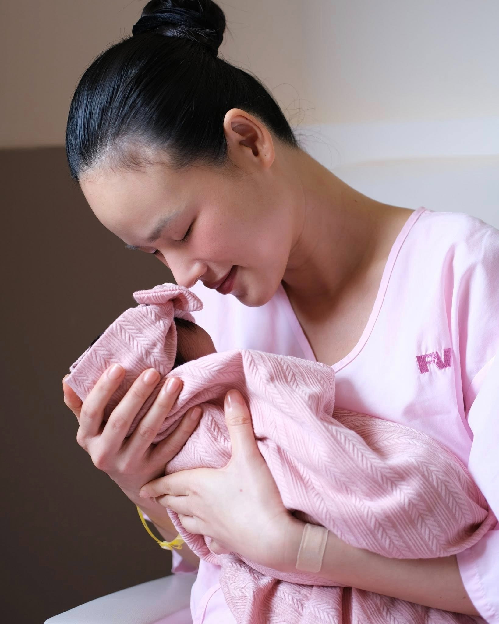 Siêu mẫu đình đám Vbiz lộ mặt mộc khác lạ sau 1 tuần sinh con