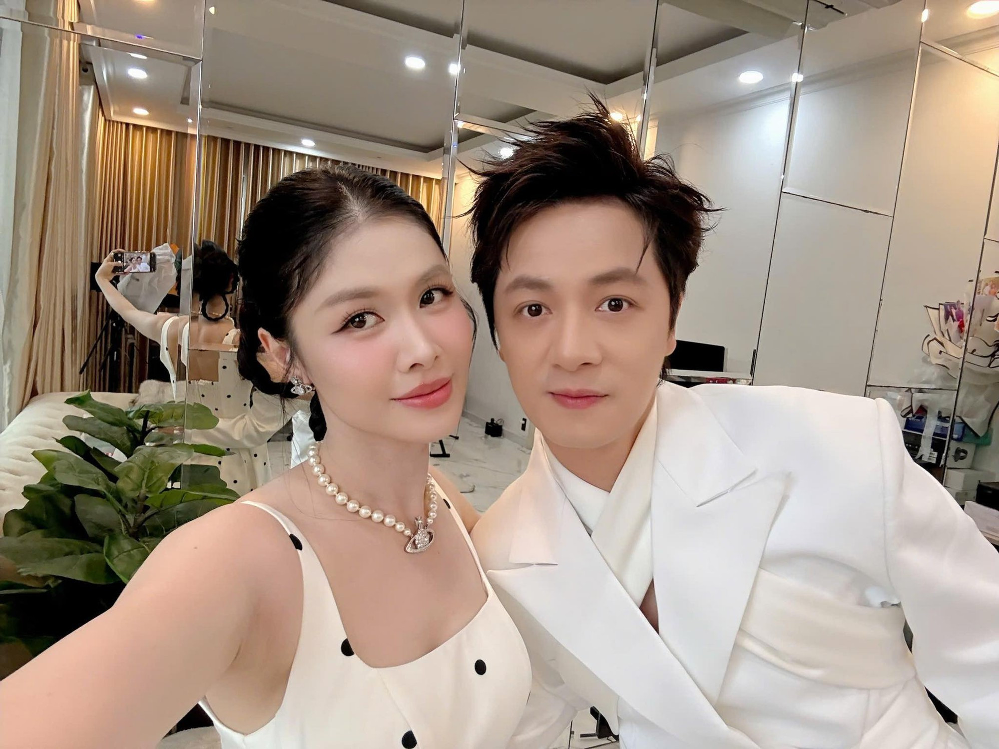 Nam ca sĩ từng mắc bệnh nghiêm trọng: Sở hữu biệt thự triệu đô, tuổi 42 có cuộc sống hôn nhân viên mãn- Ảnh 2.