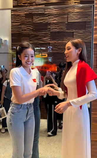 11 năm đăng quang Kỳ Duyên chặt đẹp Tân Hoa hậu Việt Nam khi đọ sắc cam thường