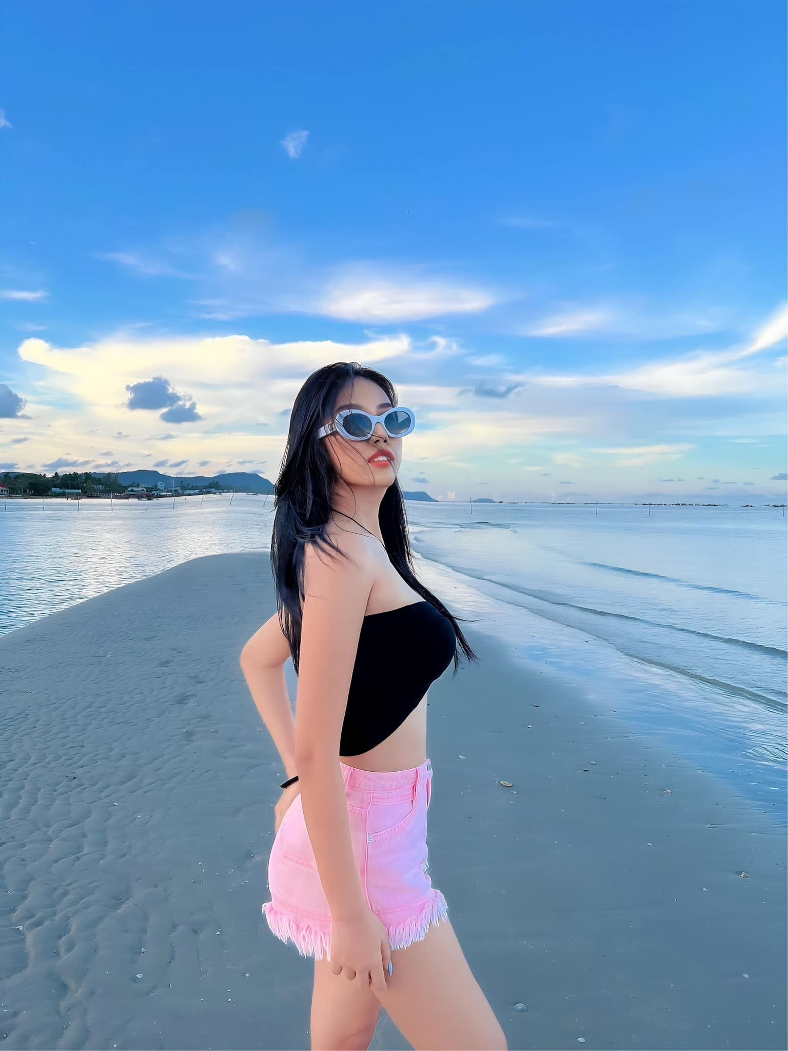 Bạn gái kém 37 tuổi của Quang Minh diện váy trễ nải khoe sắc vóc gợi cảm