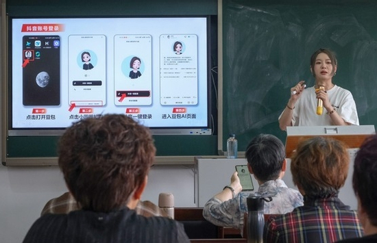 Bên trong lớp học AI dành cho người già ở Trung Quốc