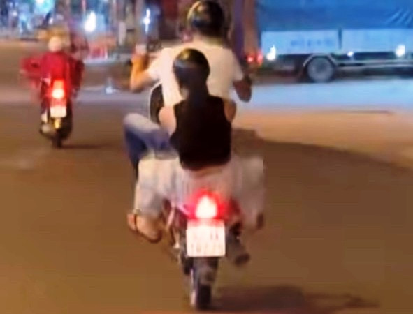 Bốc đầu xe máy 5 giây, thanh niên ở Quảng Ngãi bị tịch thu xe - Ảnh 1.