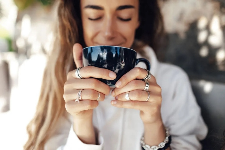 Uống nước nóng hoặc đồ uống ấm sẽ giúp bạn mát hơn so với uống nước lạnh. (Ảnh: Getty)