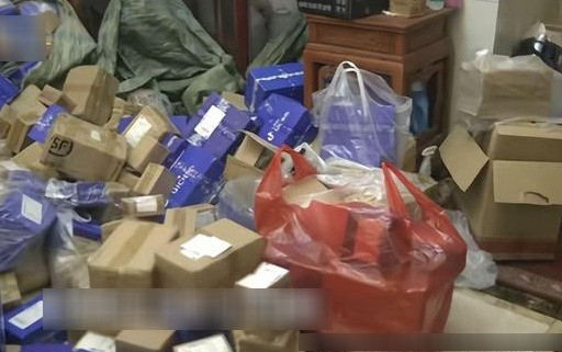 Chồng âm thầm chi hơn 3,6 tỷ đồng mua sắm online khiến vợ bật khóc cầu cứu