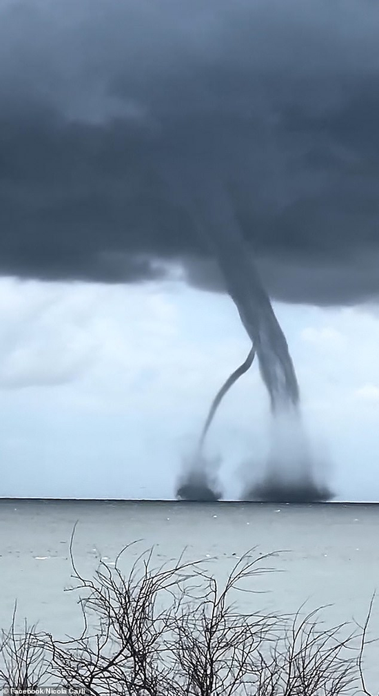 Clip sốc: Vòi rồng cuồn cuộn bất ngờ xuất hiện, cuốn phăng tất cả trên bãi biển đông nghịt người