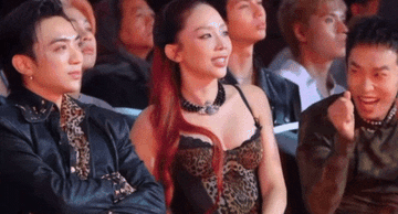 Đằng sau biểu cảm đang gây sốt của Soobin, Tóc Tiên