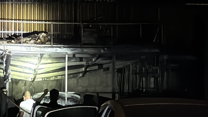 Mặc dù được lực lượng chức năng khống chế kịp thời nhưng ngon lửa vẫn thiêu rụi nhiều máy móc, thiết bị trong gara ô tô.