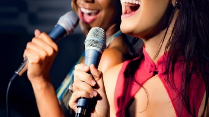 Nhiều người tin rằng sau khi uống rượu, hát karaoke sẽ giúp cơ thể đào thải cồn nhanh chóng. (Ảnh minh hoạ)