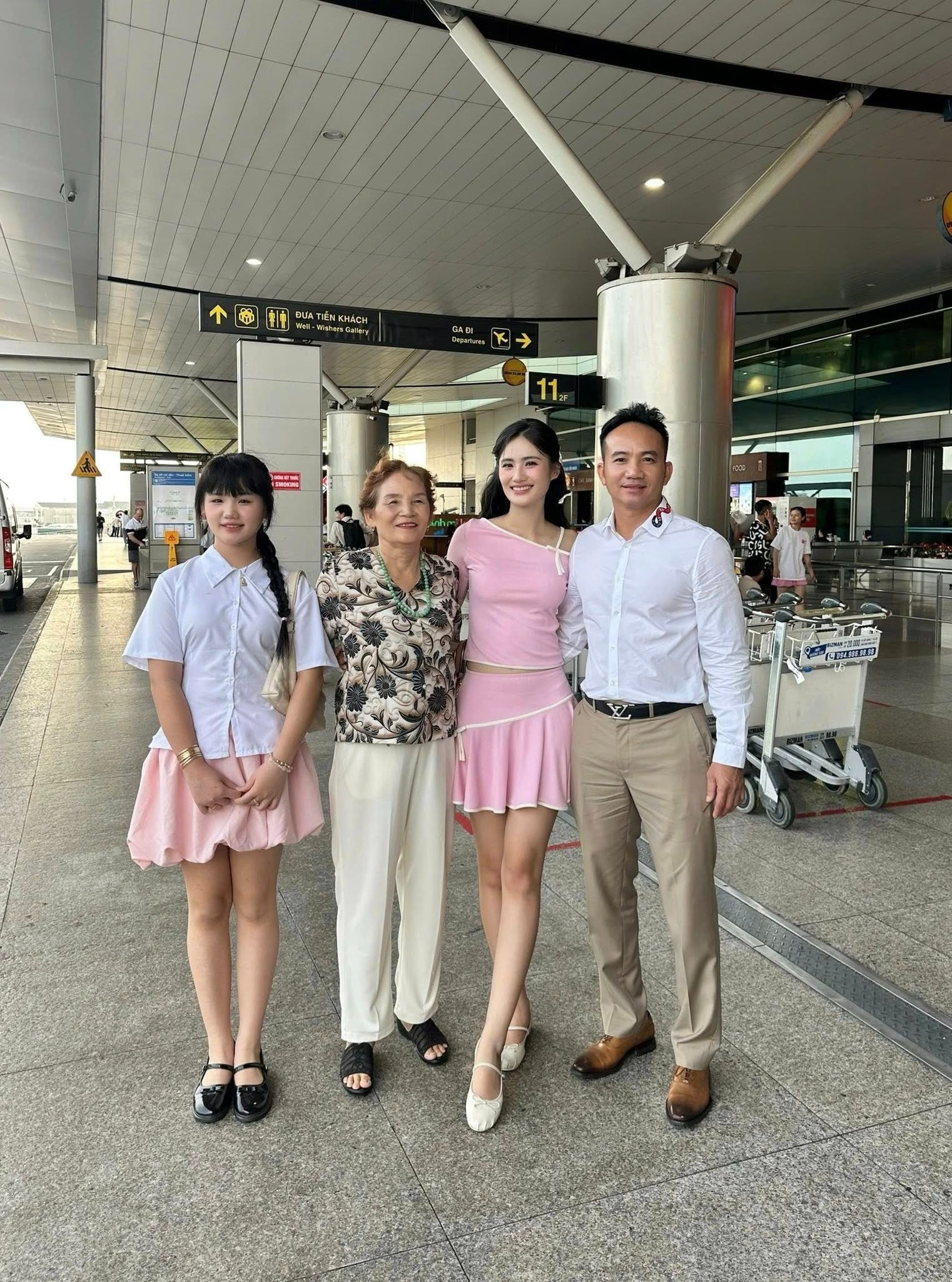 Không phải bố đẻ đây mới là nhân vật chiếm spotlight nhiều nhất ngày tiễn Hoa hậu Ý Nhi