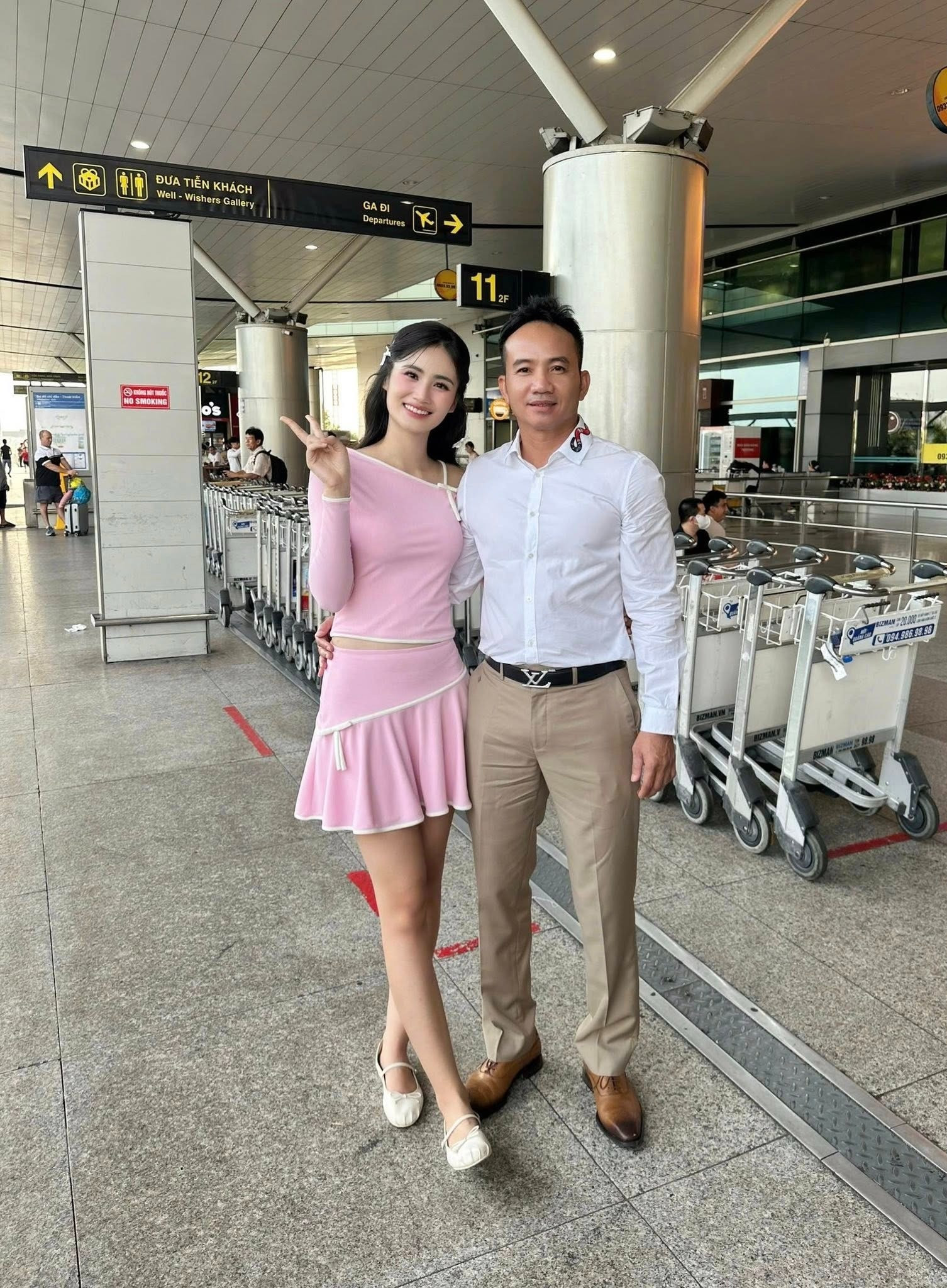 Không phải bố đẻ đây mới là nhân vật chiếm spotlight nhiều nhất ngày tiễn Hoa hậu Ý Nhi