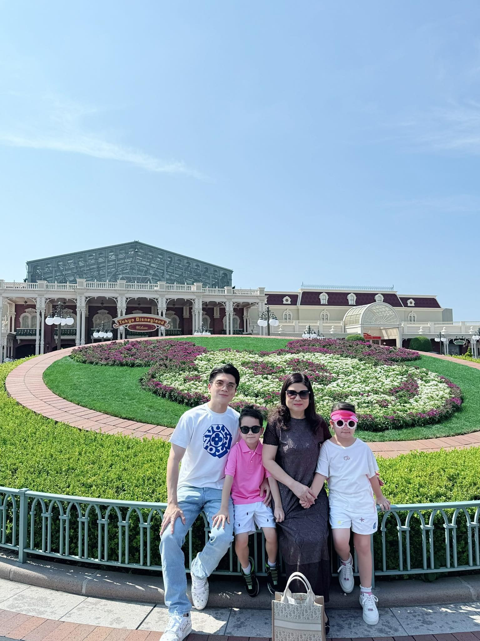 Mẹ chồng Đỗ Mỹ Linh hiếm hoi lộ diện khui xuất thân khiến nhiều người choáng ngợp