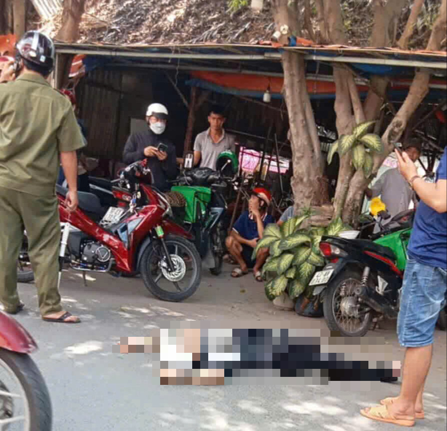 Nam thanh niên tự đâm vào bụng mình, người bán dao nhanh chóng rời hiện trường- Ảnh 1.