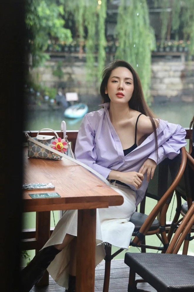 Phương Linh tuổi tứ tuần đẹp không góc chết mặc gì cũng sang