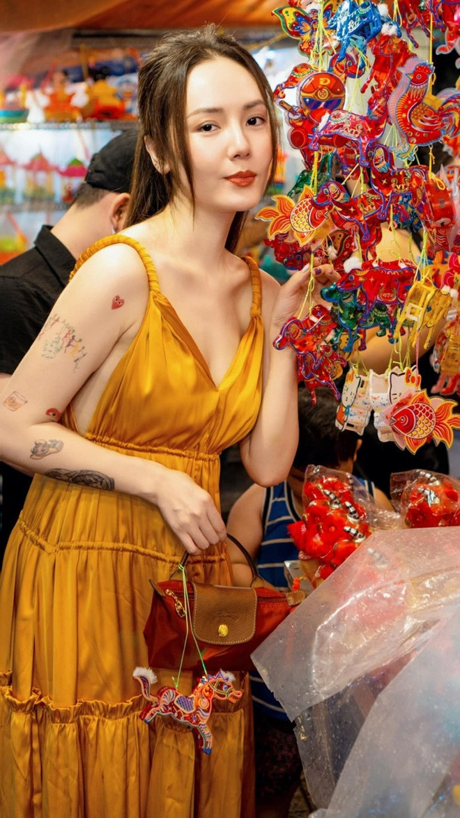 Phương Linh tuổi tứ tuần đẹp không góc chết mặc gì cũng sang