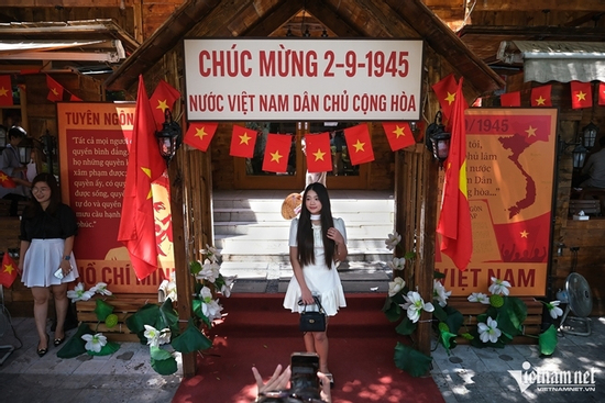 Quán cà phê Hà Nội rực sắc đỏ hút khách tới chụp ảnh nhân dịp 80 năm Quốc khánh